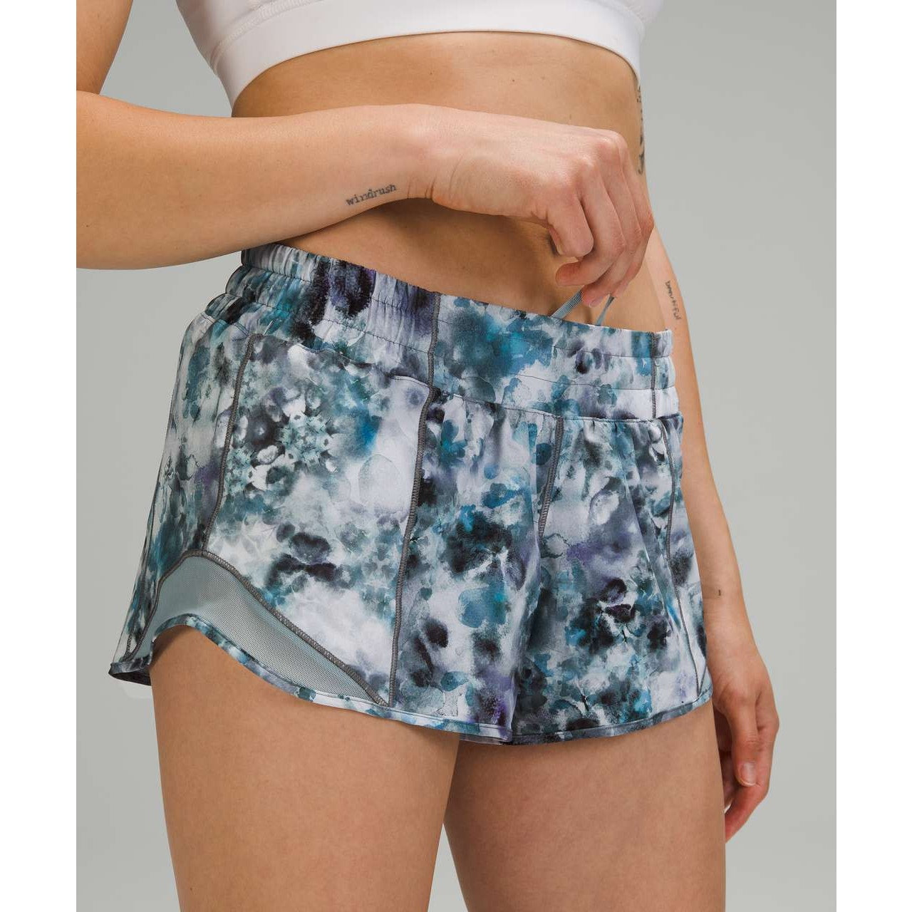 Lululemon Hotty Hot Low Rise Short 2.5" Kaleidofloral Multi Blue Cast 4