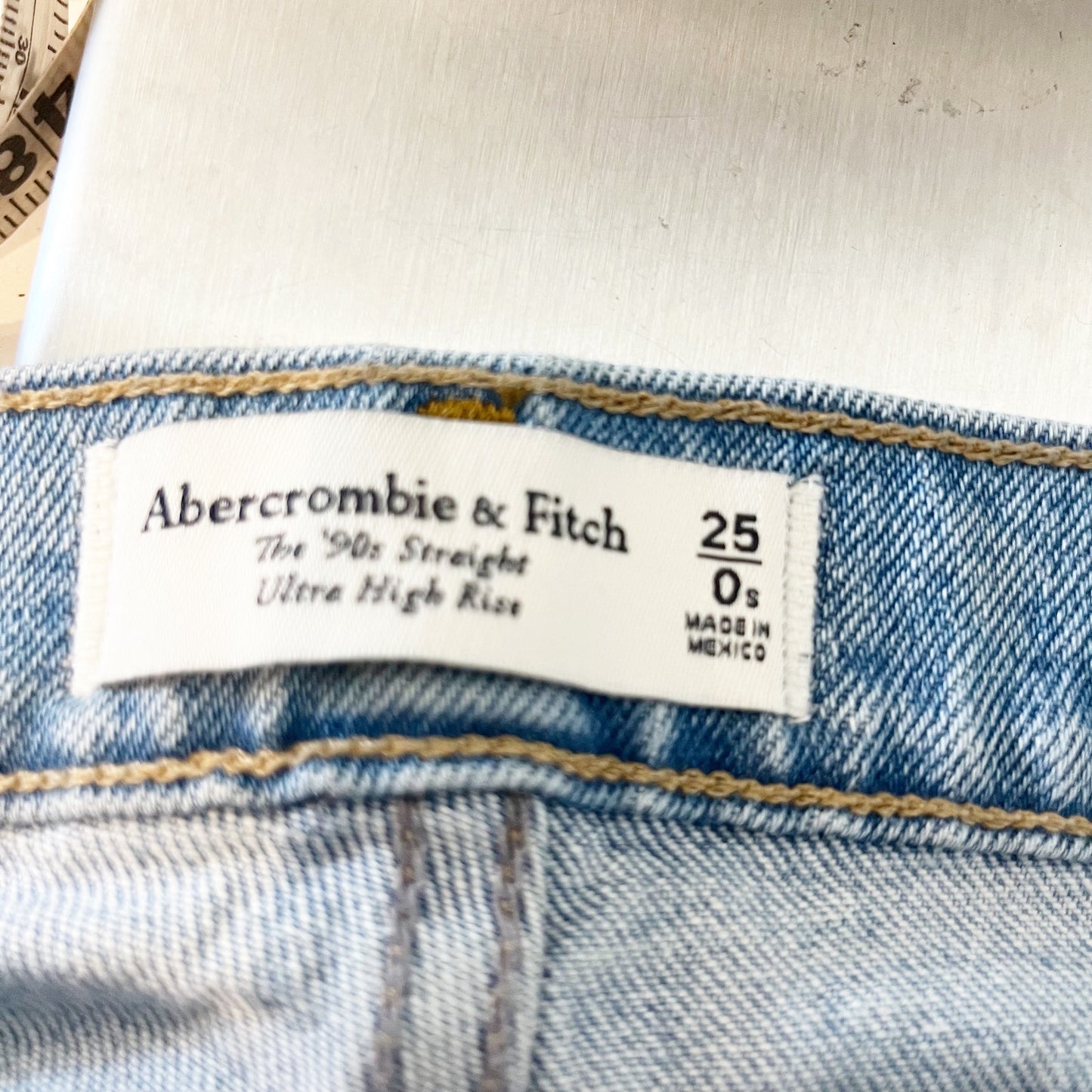 Abercrombie & Fitch Ultra High Rise 90s Denim Straight Jean Light Destroy 25 / 0