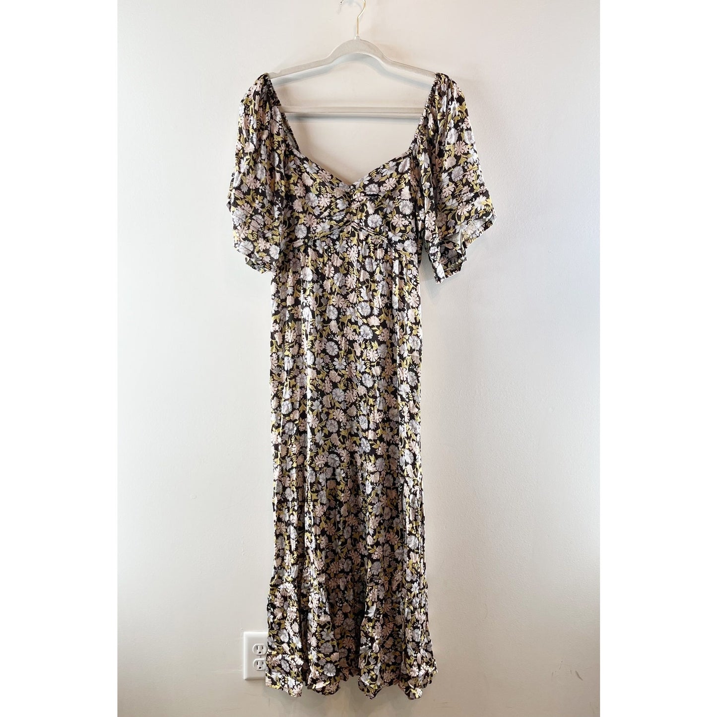 Saltwater Luxe Kathryn Floral Short Puff Sleeve Midi Dress Tan Large