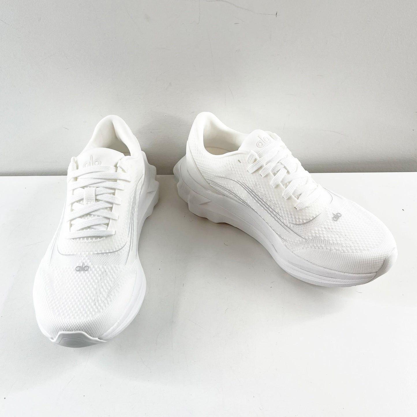 Alo Runner Lace Up Running Performance Shoes Sneakers White 7.5
