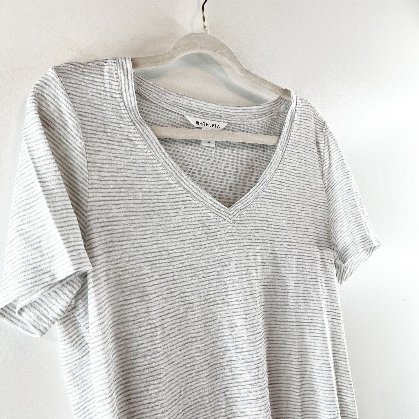 Athleta Breezy Scoop V Neck Short Sleeve Tee Shirt Gray White Stripe Medium