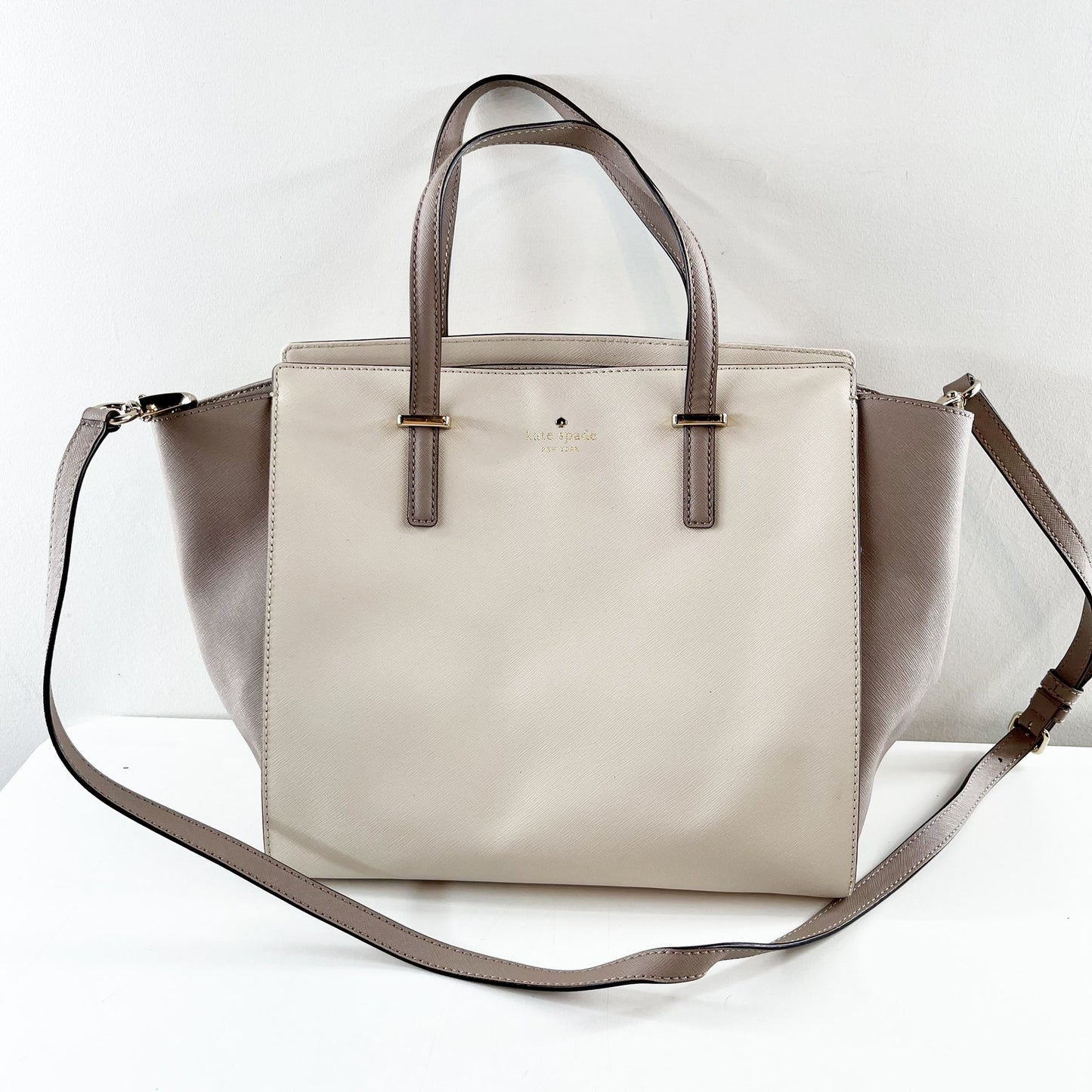 Kate Spade New York Pebble Cedar Street Hayden Handbag Crisp Linen Cement Gold