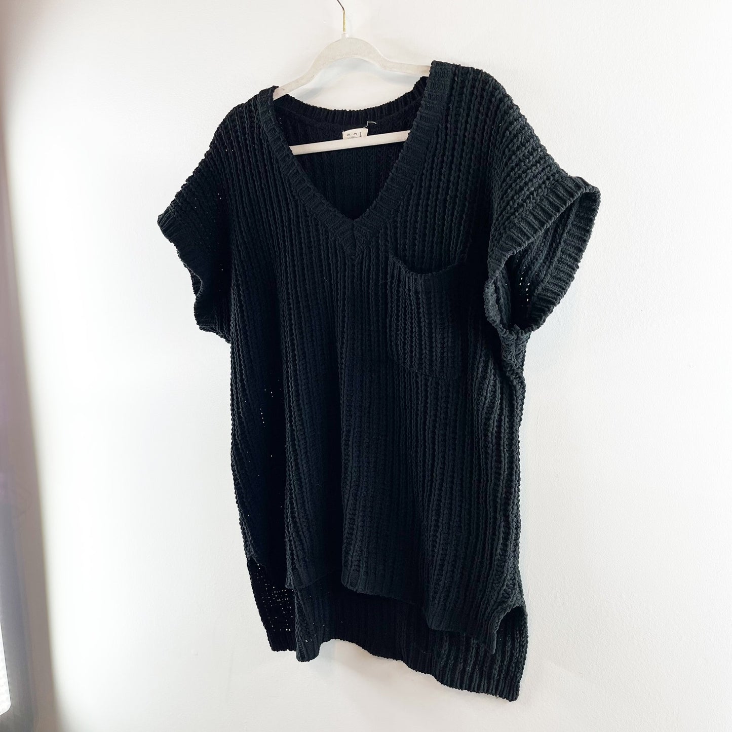 Pol Short Sleeve V-Neckline Sweater Boxy Fit Chunky Knit Hi-Low Hem Black Small