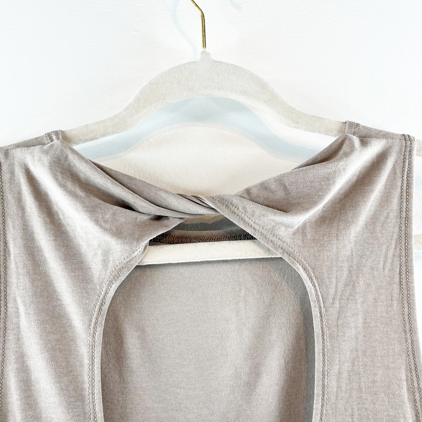 Beyond Yoga Featherweight Twist Cutout Back Aquarius Tank Top Birch Heather XS