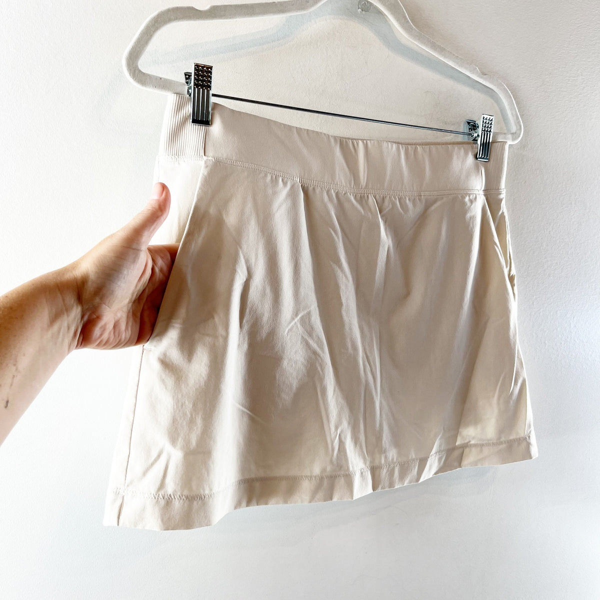 Athleta Brooklyn Pull On Golf Tennis 13.5" Mini Skort Bone Khaki Cream 8