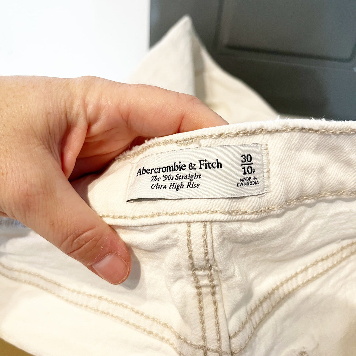 Abercrombie & Fitch The '90s Ultra High Rise Ripped Straight Jeans Cream 30 / 10