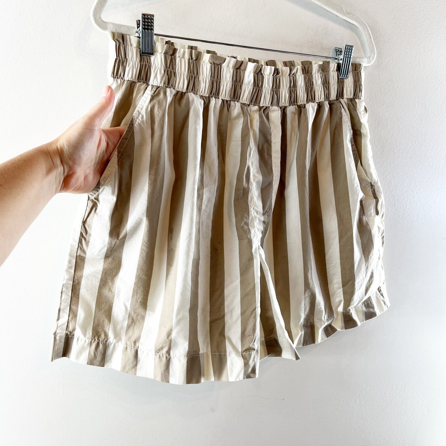 Aerie Cotton Striped Pull On Smocked High Waisted Shorts Beige White Large