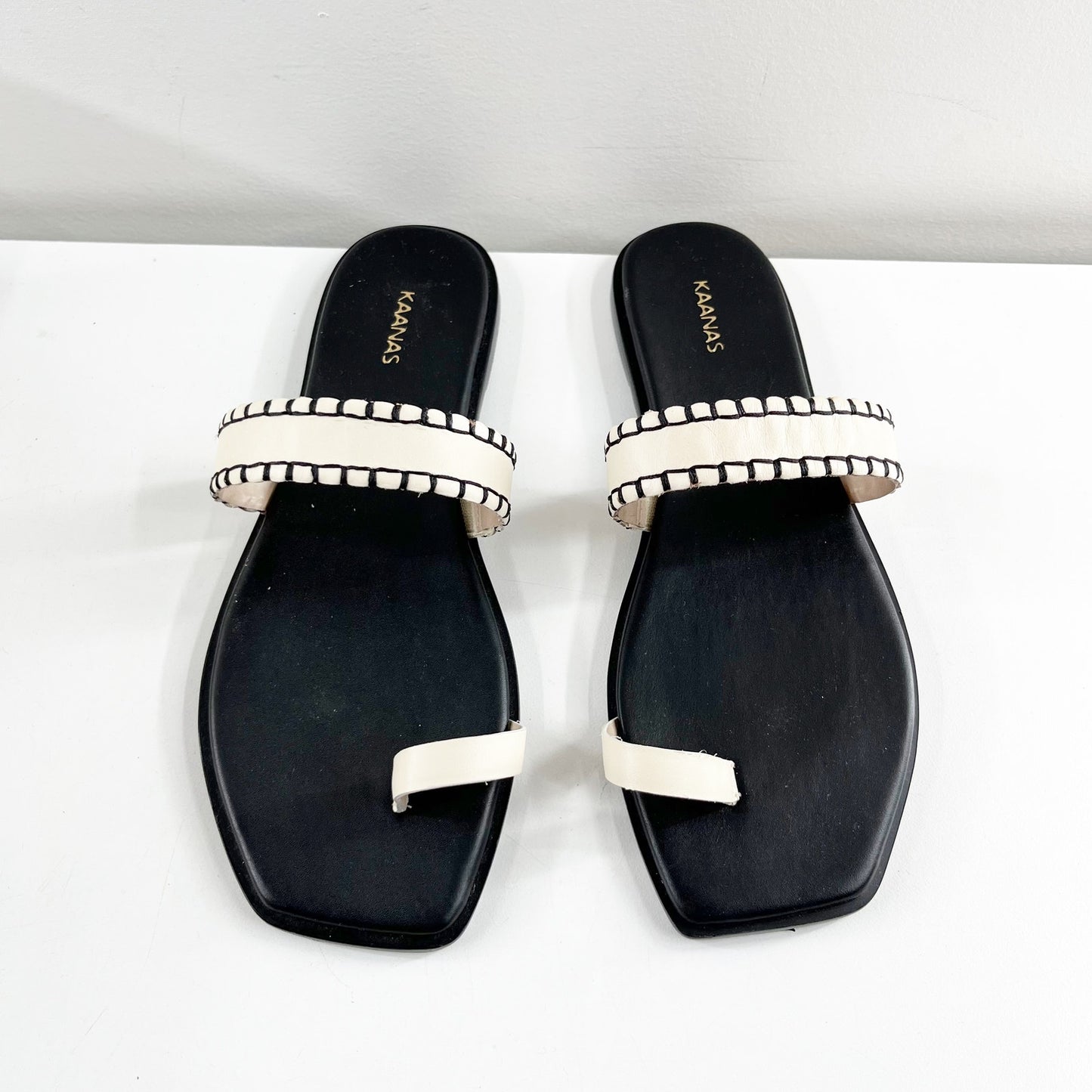 Kaanas Pirita Cowhide Leather Toe Ring Slip On Flat Sandals Black Cream 9