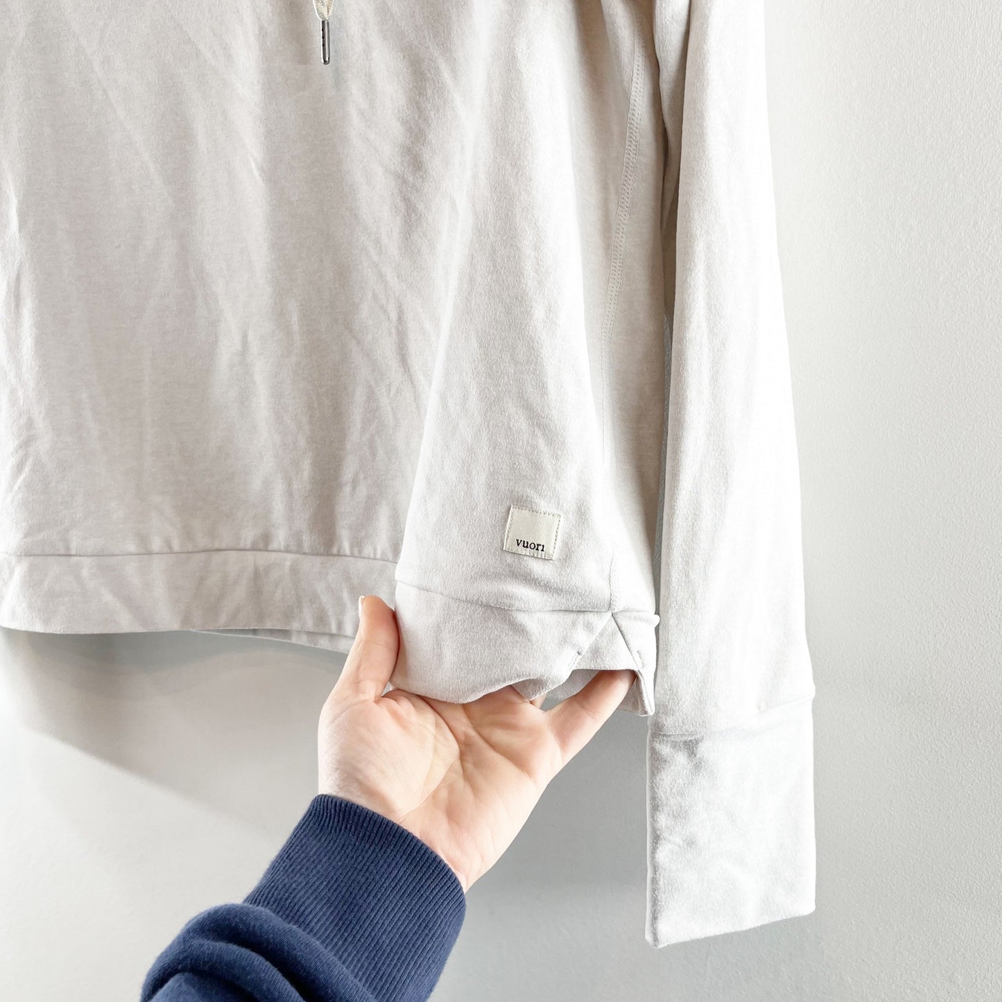 Vuori Halo Essential Hoodie Long Sleeve Sweatshirt Heather Salt Gray XS