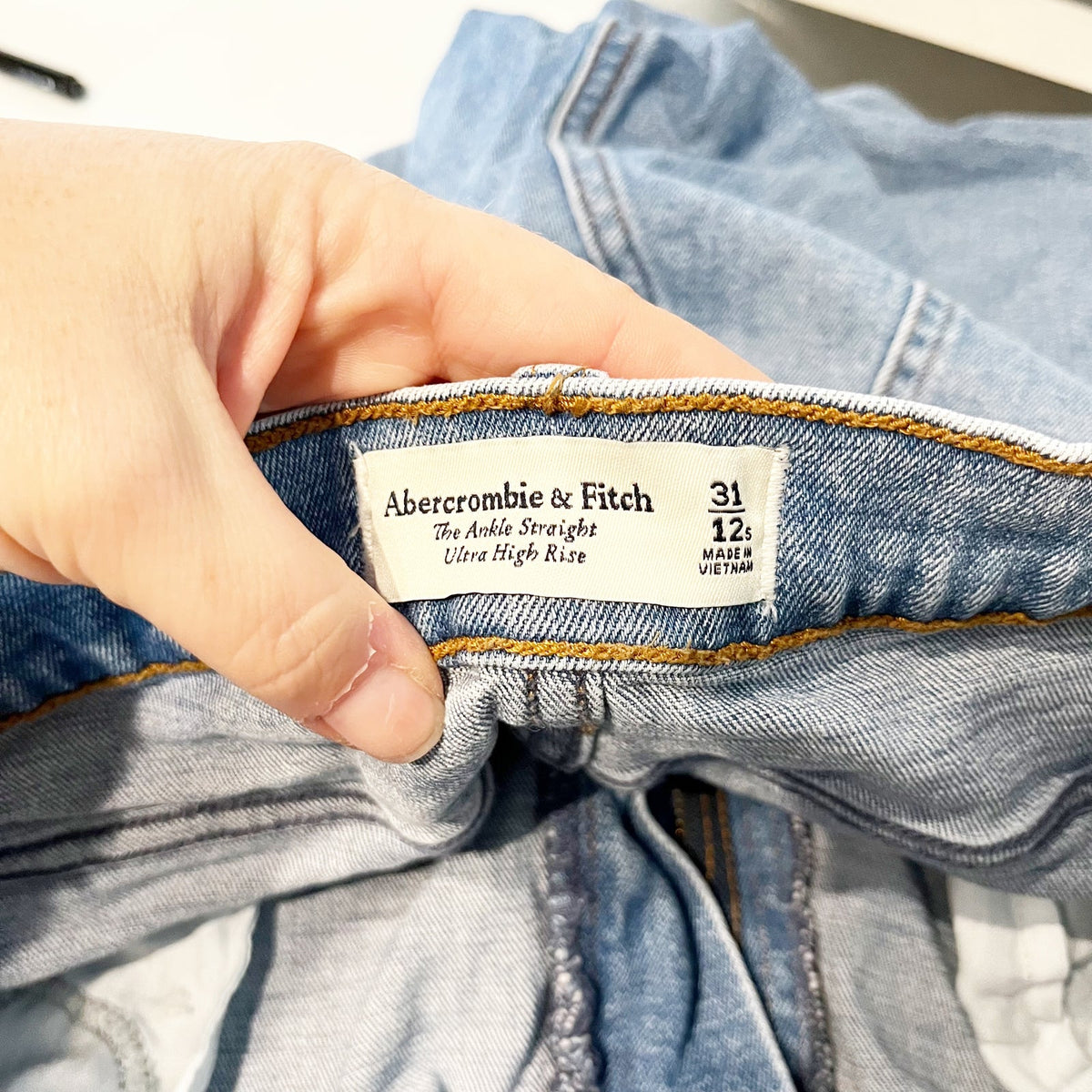 Abercrombie & Fitch Frayed Ankle Straight Ultra High Rise Jeans Blue 31 / 12 P