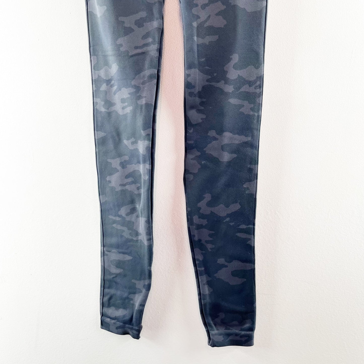 SPANX High Rise Seamless Look At Me Now Camo Leggings Gray Small