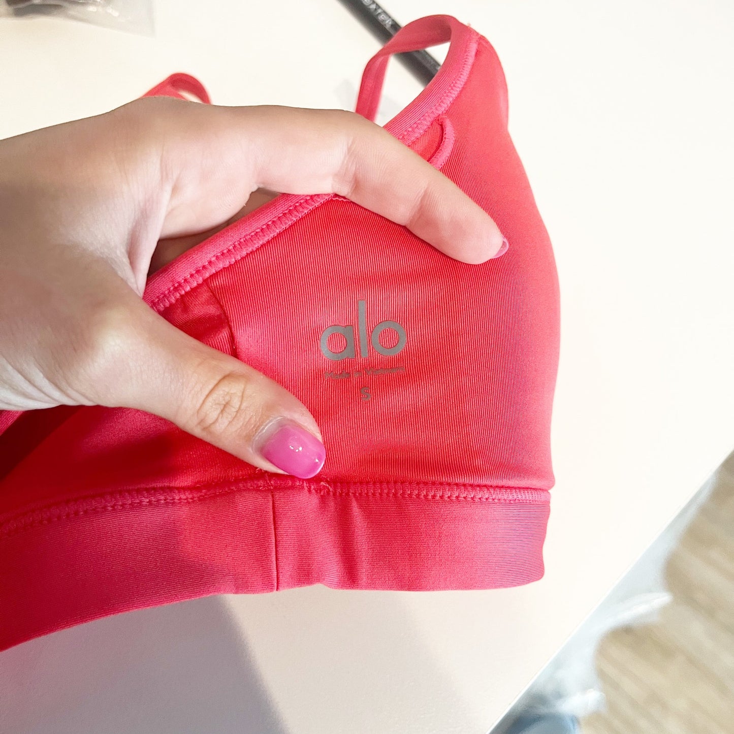 Alo Yoga Airlift Intrigue Crossback Strap Sports Bra Candy Red Small
