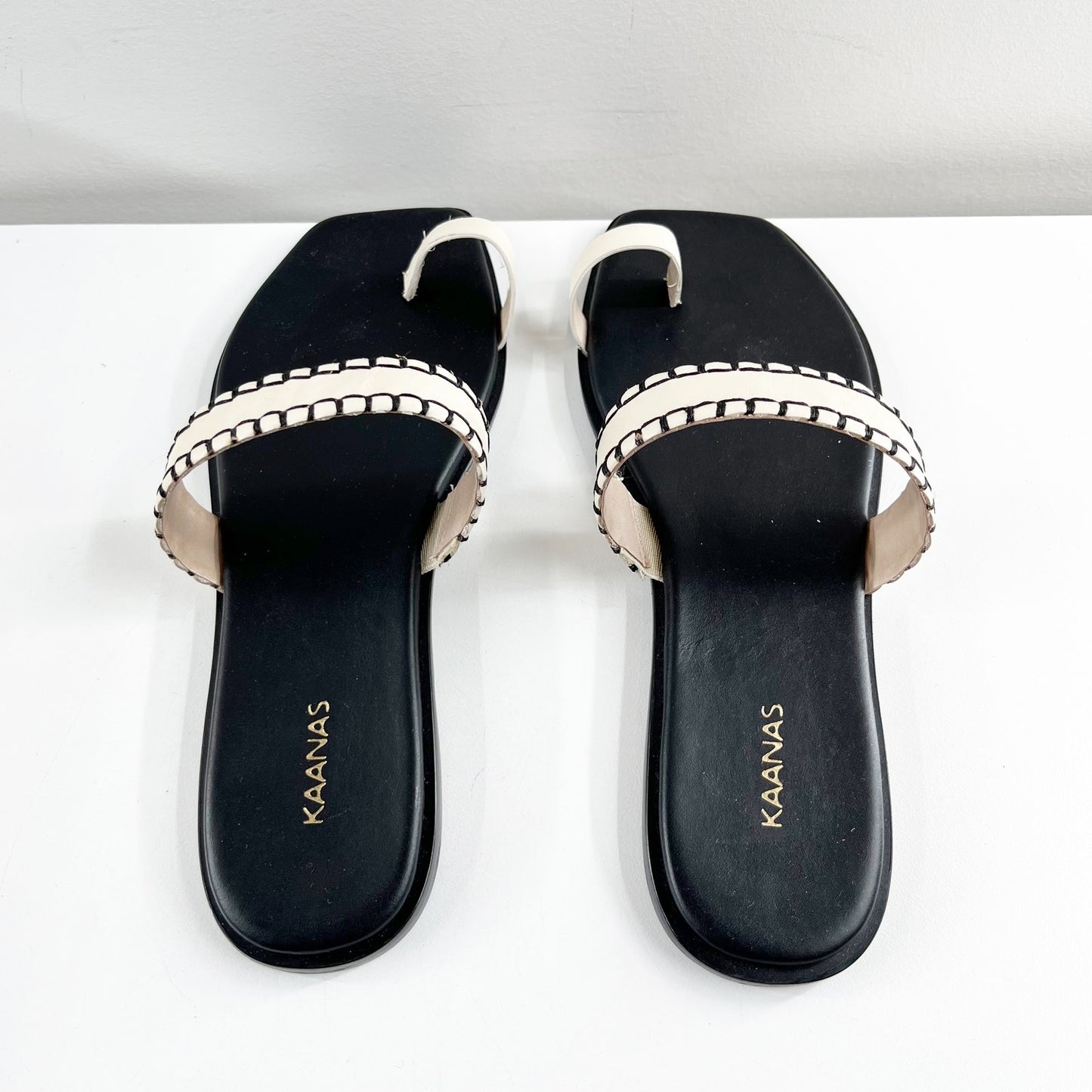 Kaanas Pirita Cowhide Leather Toe Ring Slip On Flat Sandals Black Cream 9
