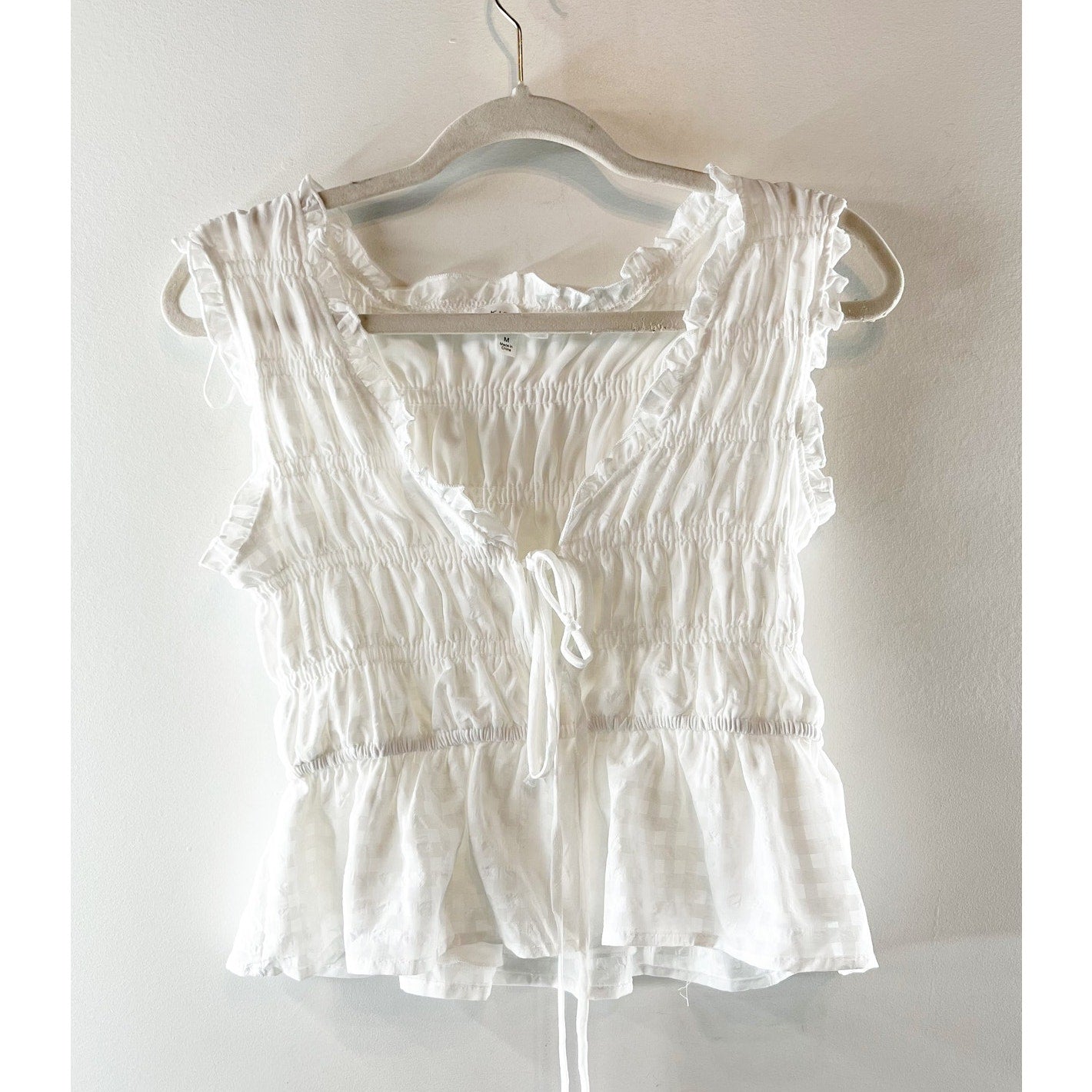 Kirious Los Angeles Sleeveless Ruffle V-Neck Cropped Tank Top White Medium