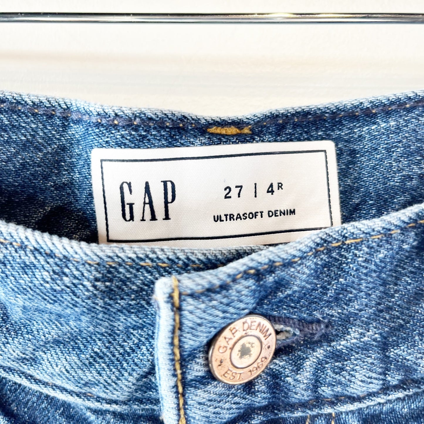 GAP 4" Mid Rise UltraSoft Relaxed Cutoff Jean Shorts Medium Indigo Blue 27 / 4