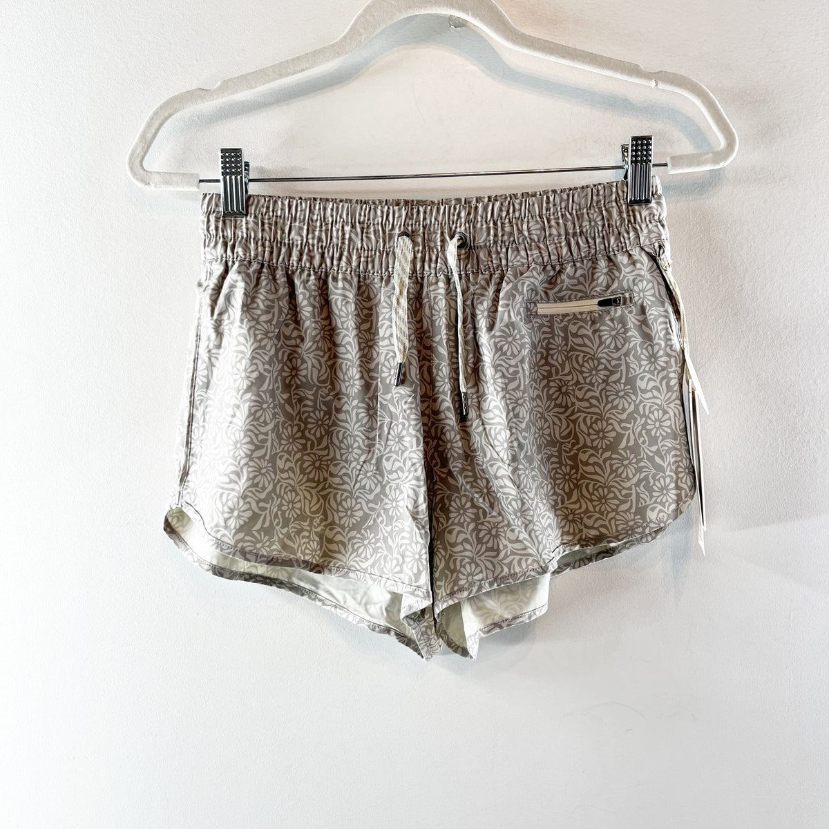 Vuori Clementine Shorts 2.0 Pale Wheat Samba Gray White Small