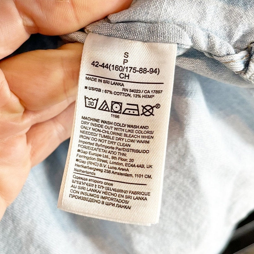 Banana Republic The Long Sleeve Cropped Boxy Fit Denim Chambray Button Up Shirt