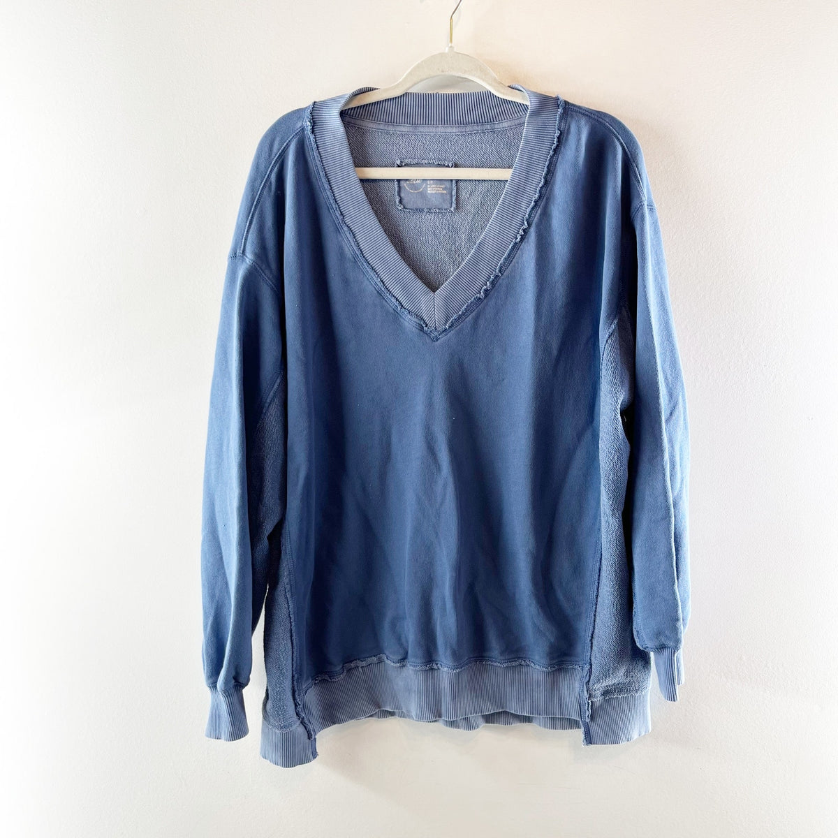 Aerie Vacay Every Day Long Sleeve V-Neck Sweatshirt Faded Blue Wash Small