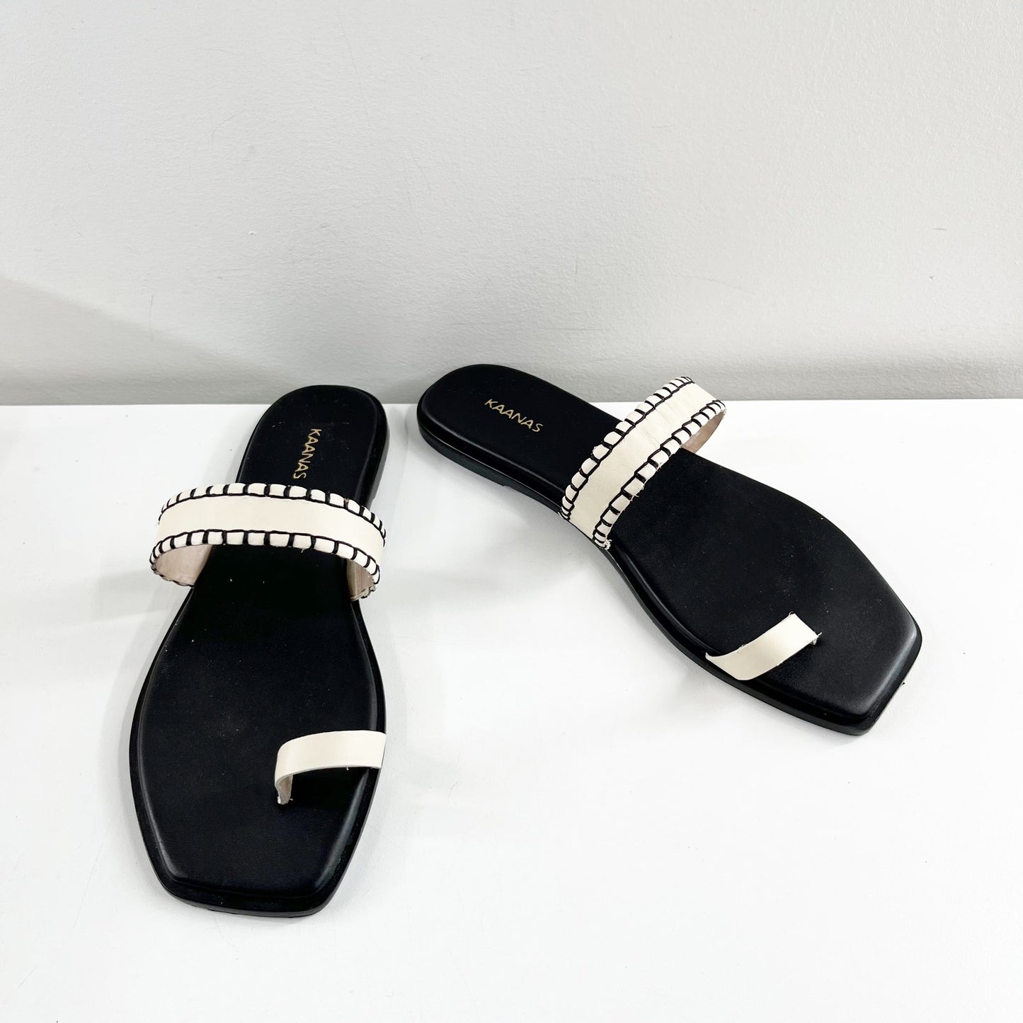 Kaanas Pirita Cowhide Leather Toe Ring Slip On Flat Sandals Black Cream 9