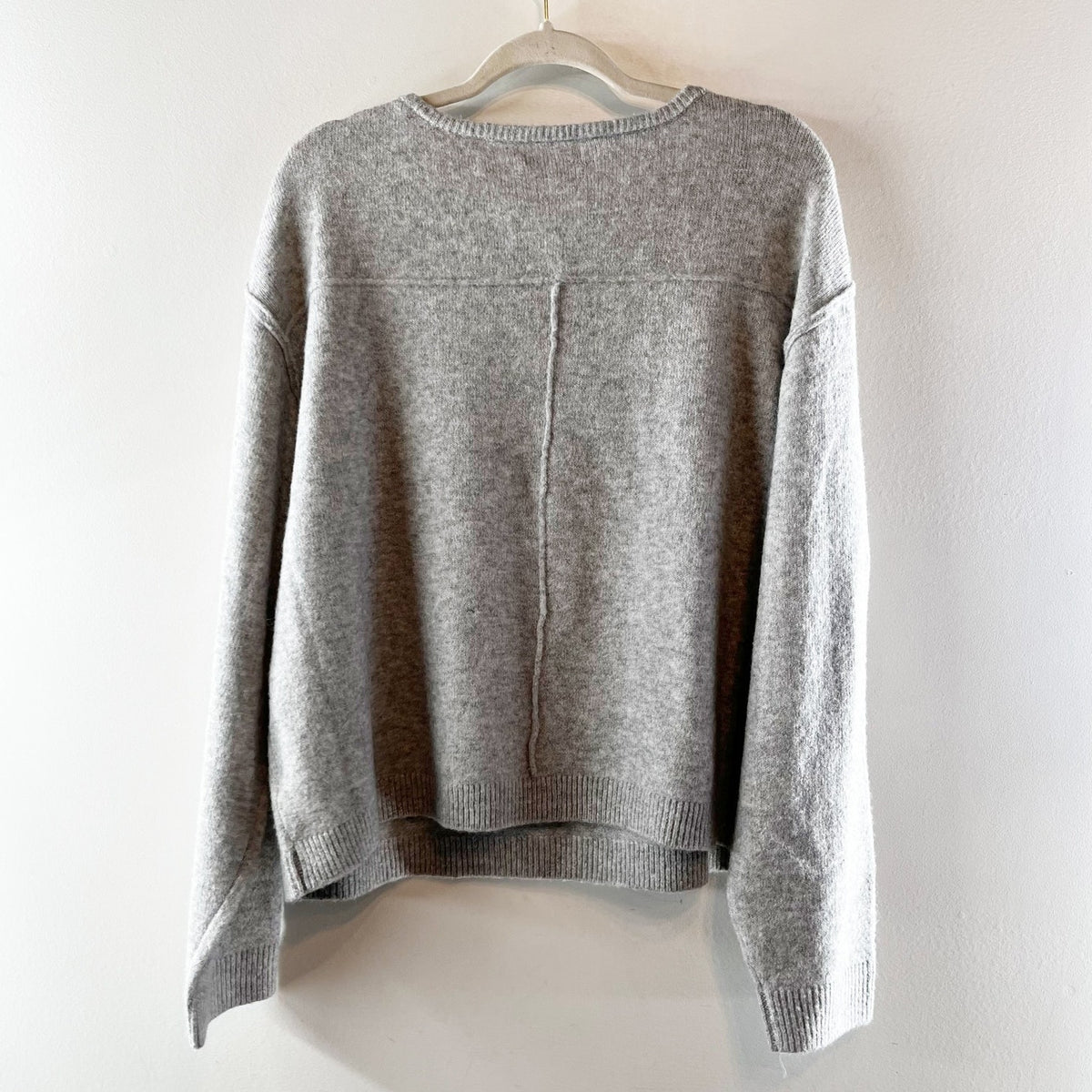 American Eagle Scooped V Neck Long Sleeve Bow Graphic Sweater Gray Large