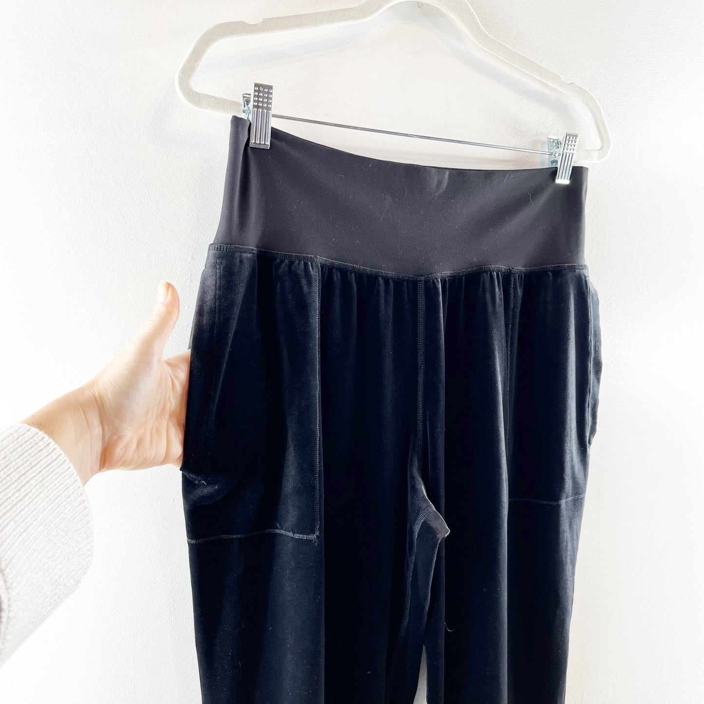 Athleta Salutation Velvet High Waisted Jogger Pants Black Large