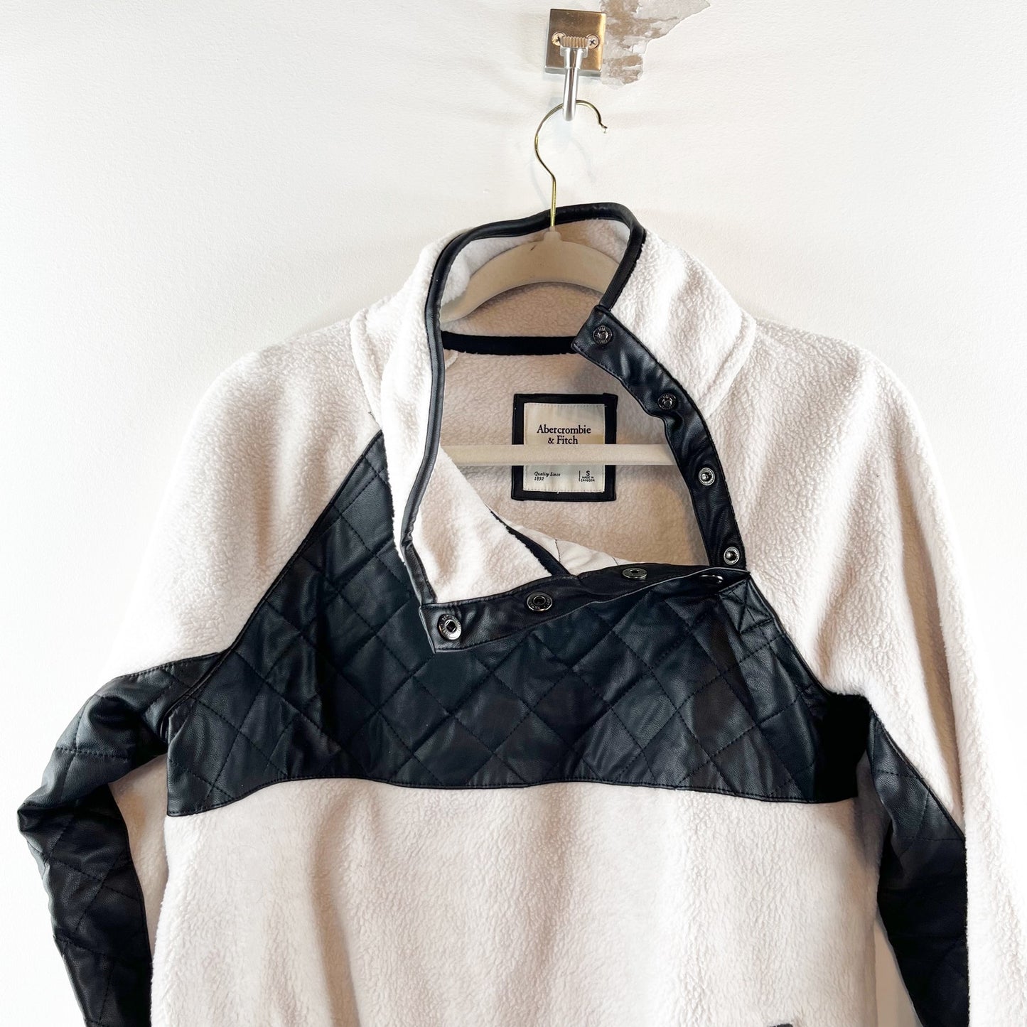 Abercrombie & Fitch Asymmetrical Snap Fleece Jacket White Black Small
