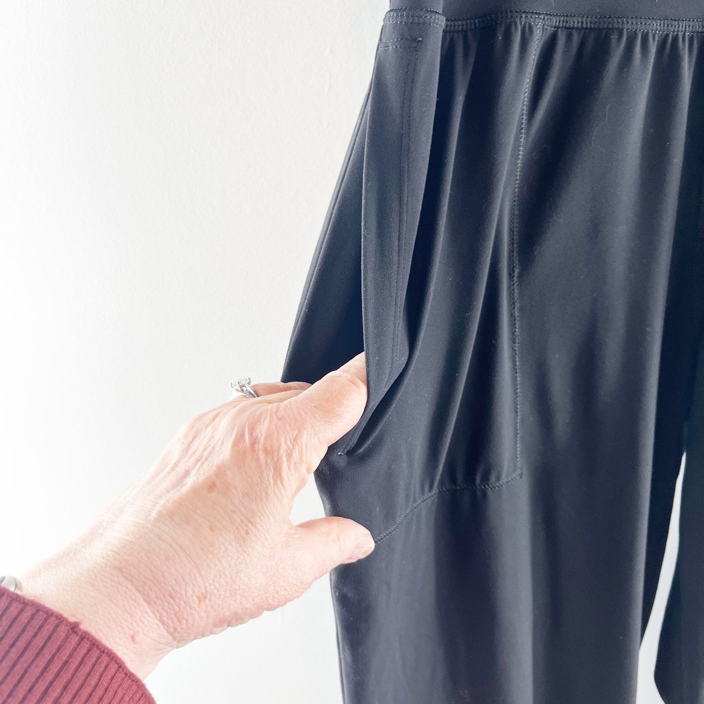 Athleta High Rise Salutation Jogger Pants Leggings Black Medium