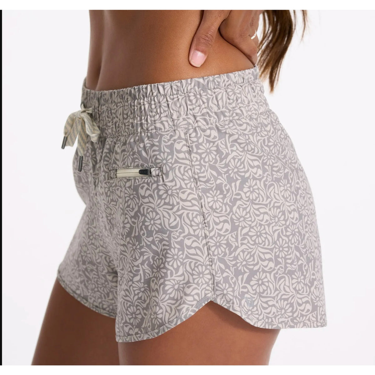 Vuori Clementine Shorts 2.0 Pale Wheat Samba Gray White Small