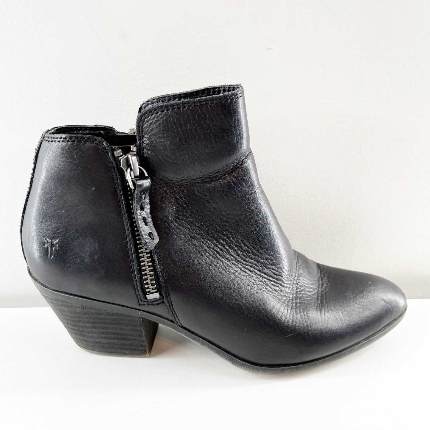 Frye Judith Leather Block Heel Almond Toe Zip Ankle Bootie Black 7