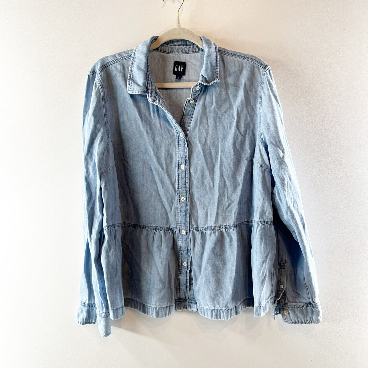 GAP Soft Cotton Long Sleeve Chambray Peplum Hem Button-Front Shirt Light Wash XL