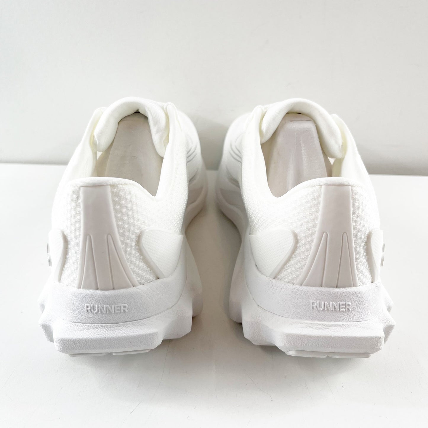 Alo Runner Lace Up Running Performance Shoes Sneakers White 7.5