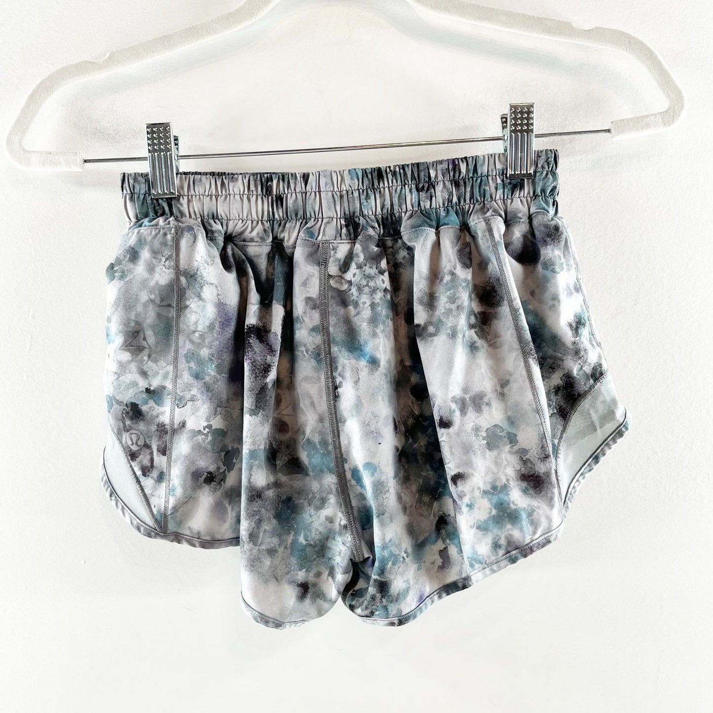 Lululemon Hotty Hot Low Rise Short 2.5" Kaleidofloral Multi Blue Cast 4