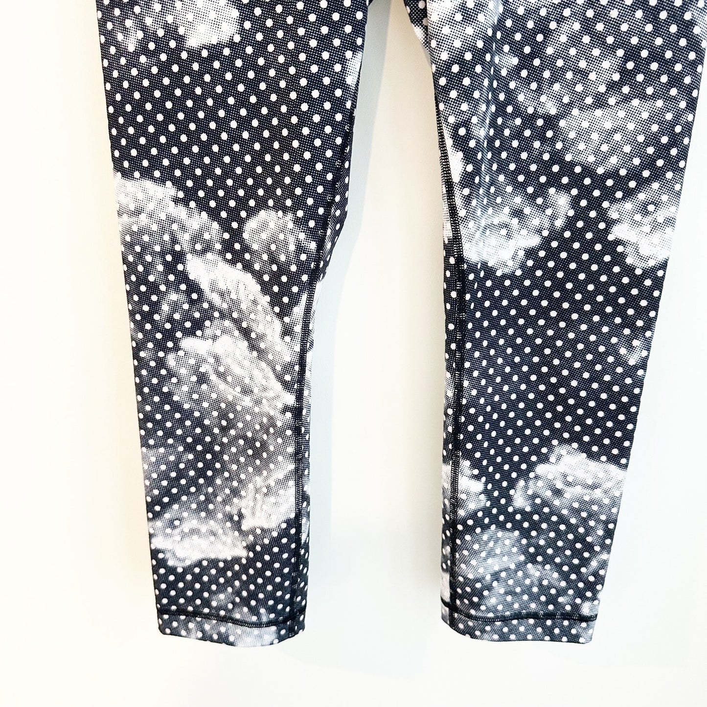 Lululemon Cloud Dot Cropped Leggings Wunder Under Black White 6