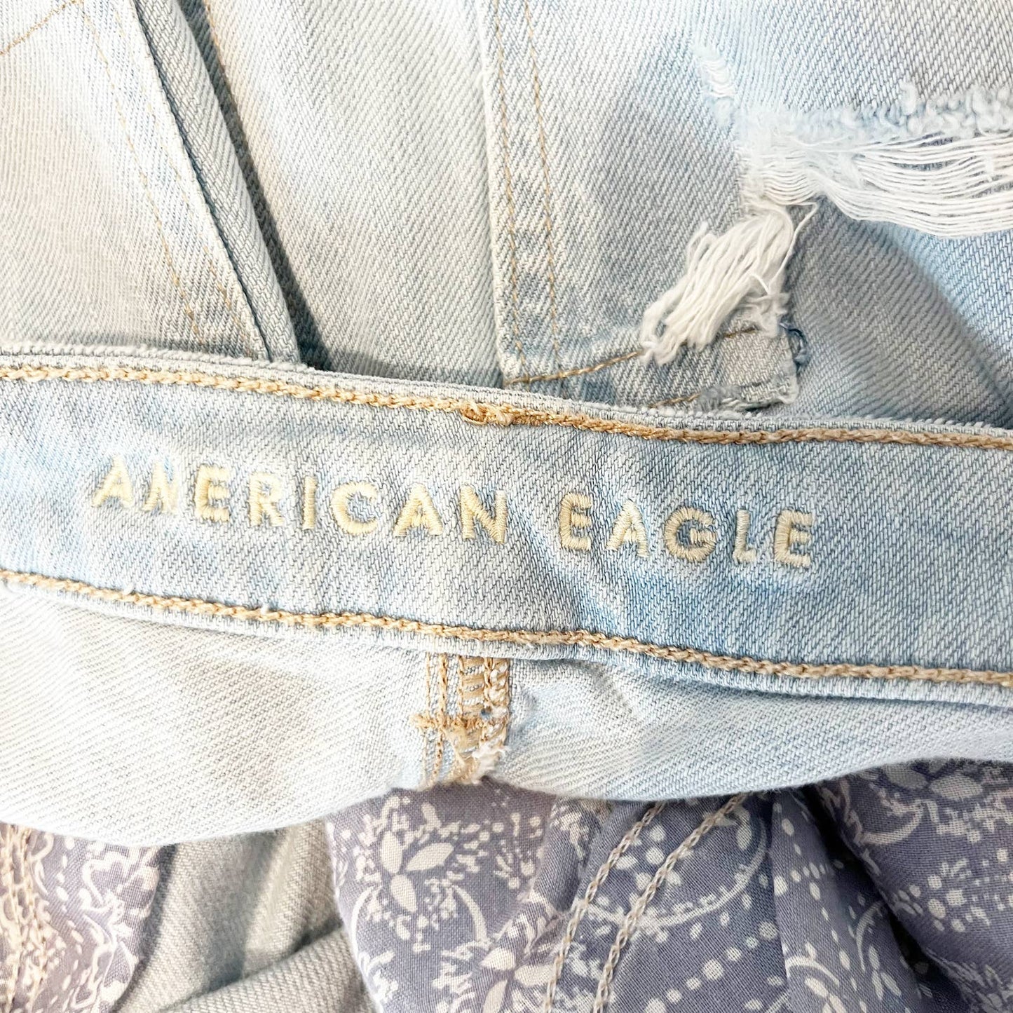 American Eagle High Rise Distressed Mom Jeans Light Wash Denim 6