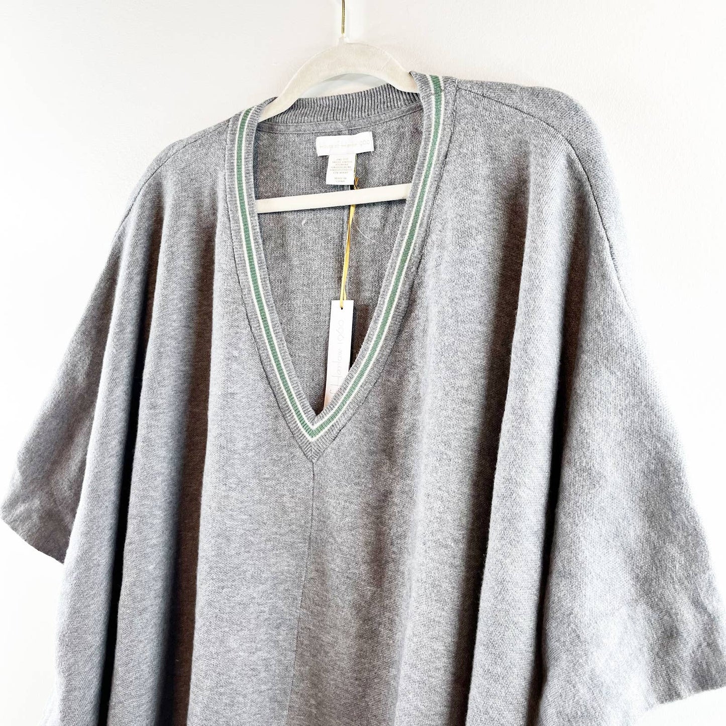 House Of Harlow 1960 Poncho Oversized V-Neck Sweater Pullover in Gray One Size
